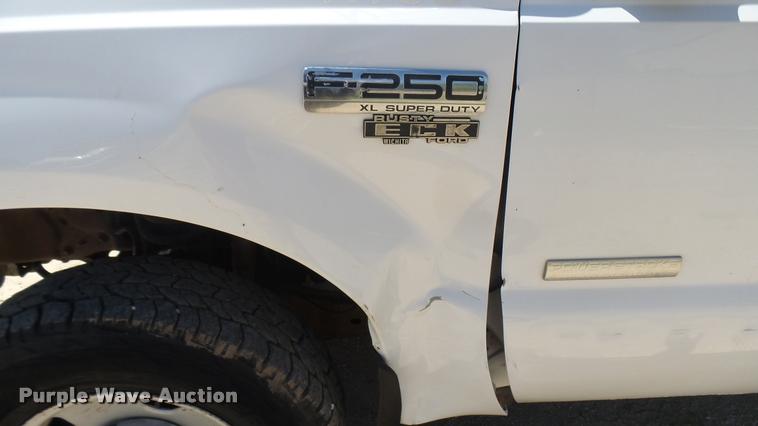 image for item DA7994 2006 Ford F250 Super Duty SuperCab flatbed pickup truck