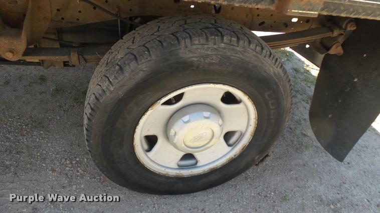 image for item DA7994 2006 Ford F250 Super Duty SuperCab flatbed pickup truck