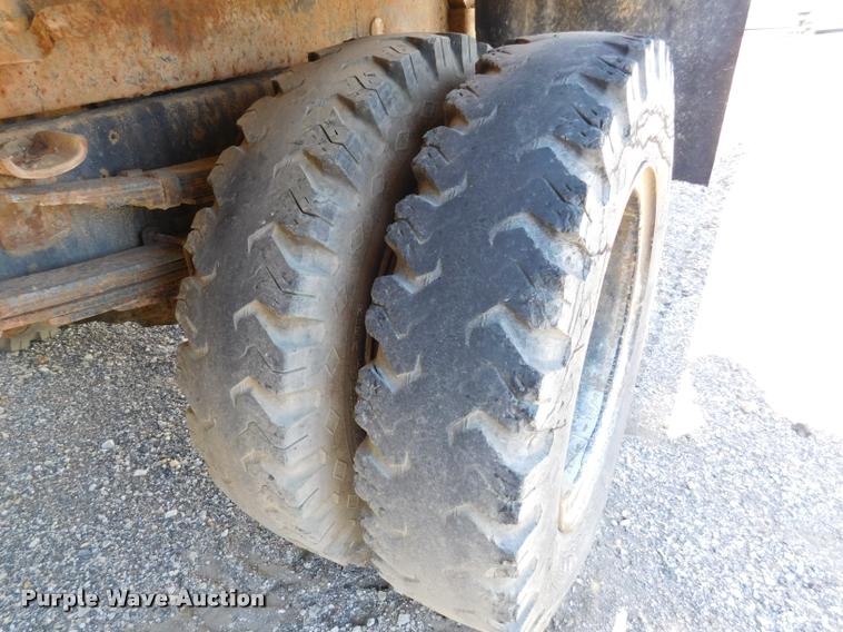 image for item DB9402 1979 International Loadstar grain truck