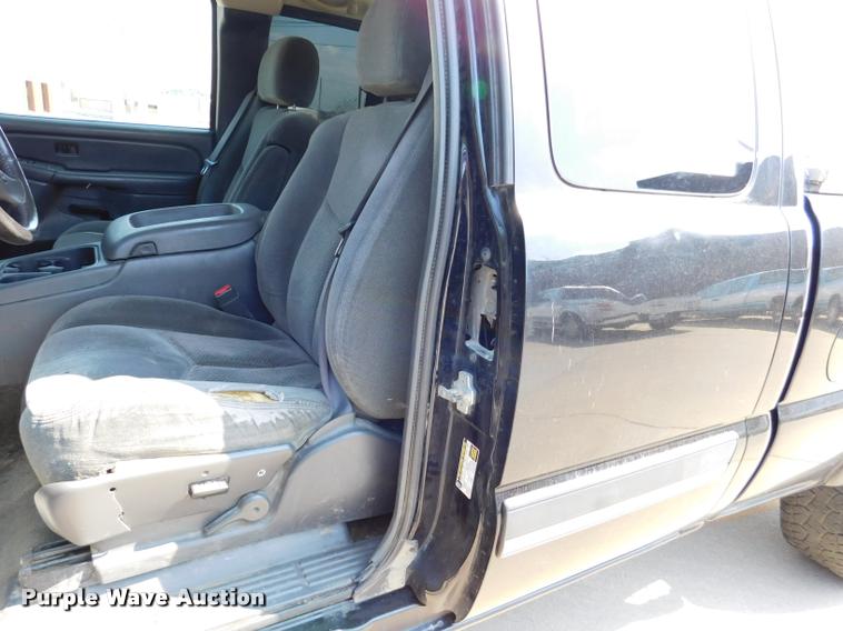 image for item DB9412 2004 Chevrolet Silverado 1500 Z71 Ext. Cab pickup truck