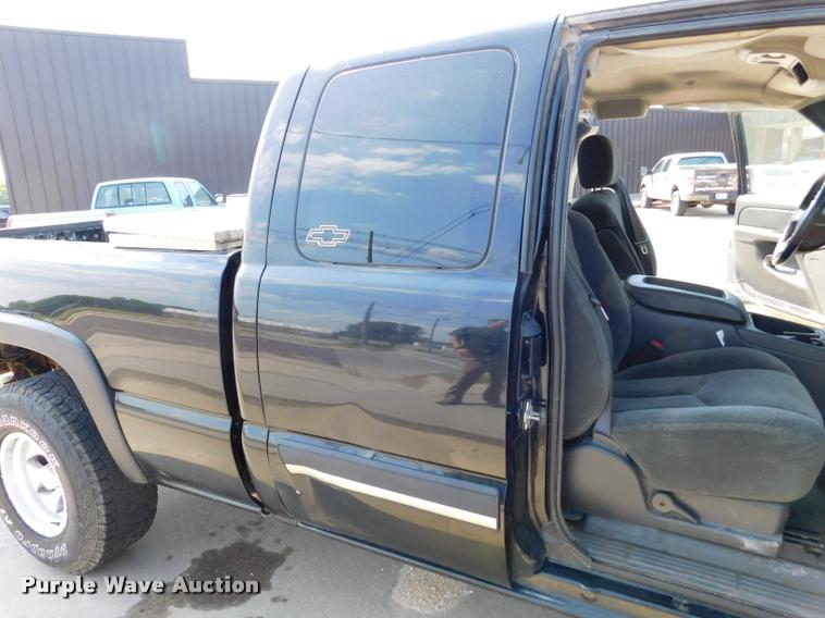 image for item DB9412 2004 Chevrolet Silverado 1500 Z71 Ext. Cab pickup truck