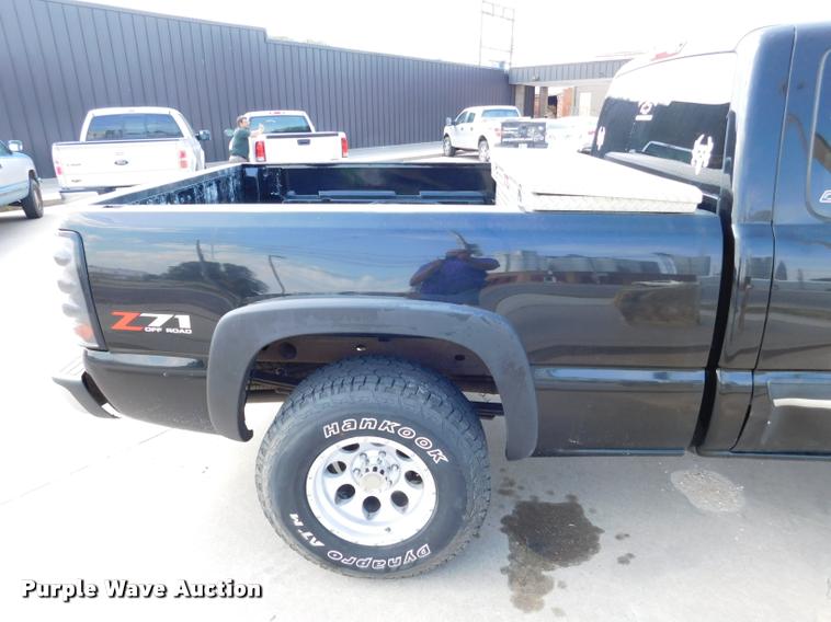 image for item DB9412 2004 Chevrolet Silverado 1500 Z71 Ext. Cab pickup truck