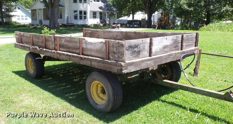 image for item DH9036 John Deere hay wagon