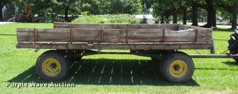 image for item DH9036 John Deere hay wagon