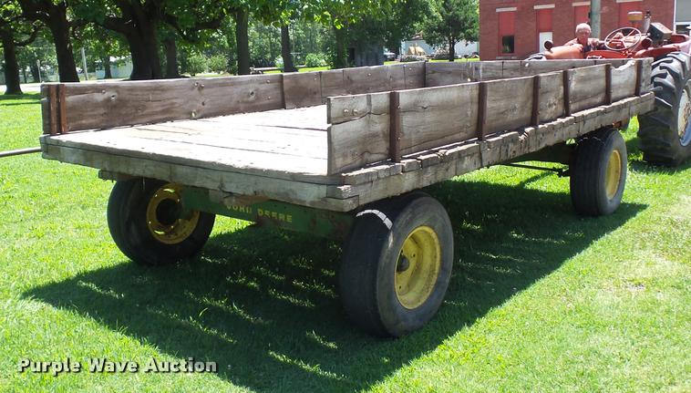 image for item DH9036 John Deere hay wagon