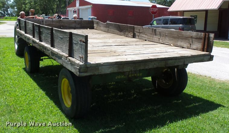 image for item DH9036 John Deere hay wagon