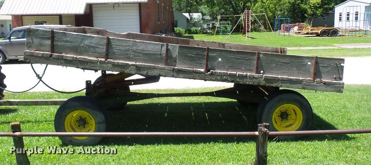 image for item DH9036 John Deere hay wagon