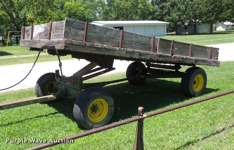 image for item DH9036 John Deere hay wagon