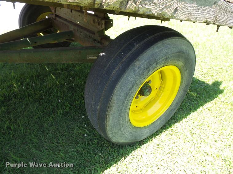 image for item DH9036 John Deere hay wagon