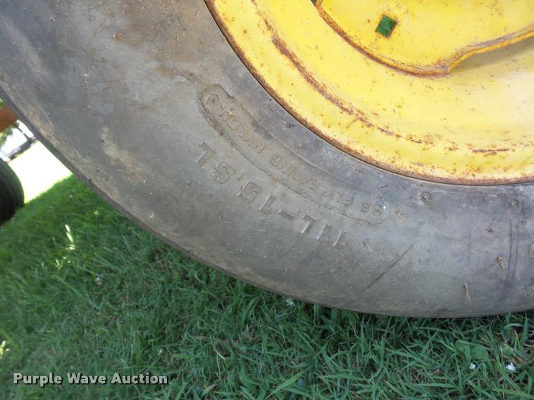 image for item DH9036 John Deere hay wagon