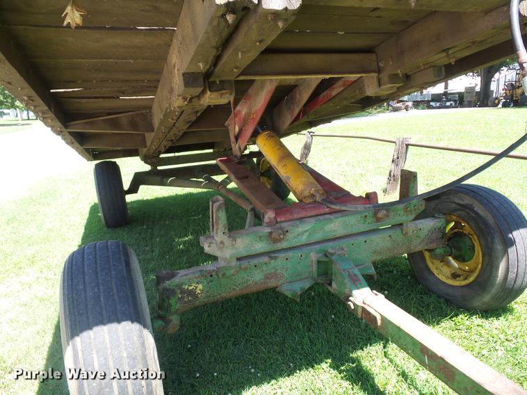 image for item DH9036 John Deere hay wagon
