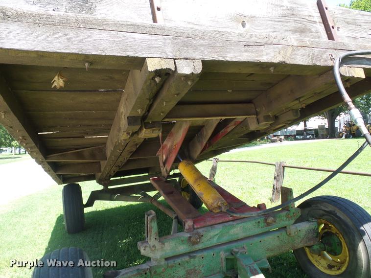 image for item DH9036 John Deere hay wagon