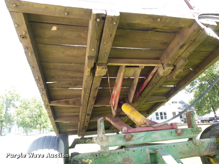 image for item DH9036 John Deere hay wagon