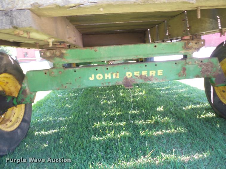 image for item DH9036 John Deere hay wagon