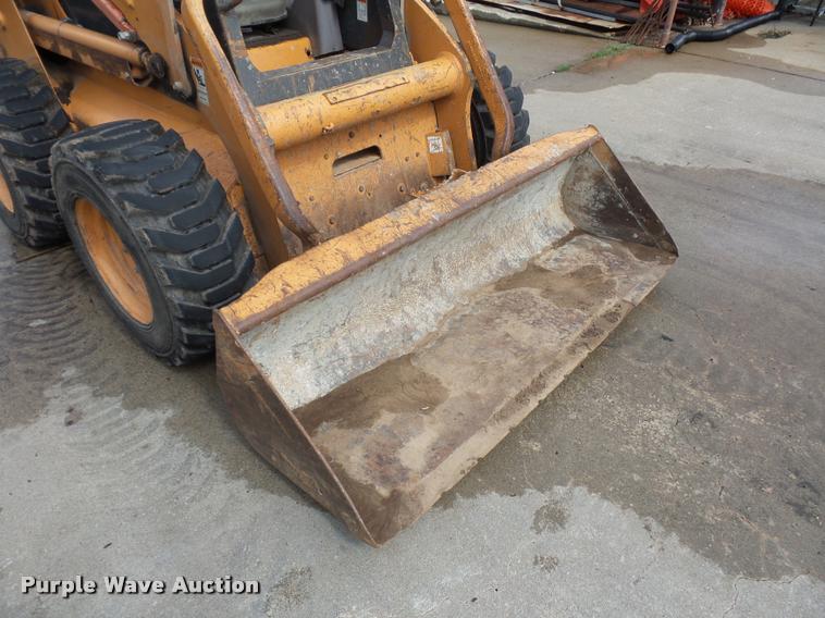 image for item DJ9614 2004 Case 90XT skid steer