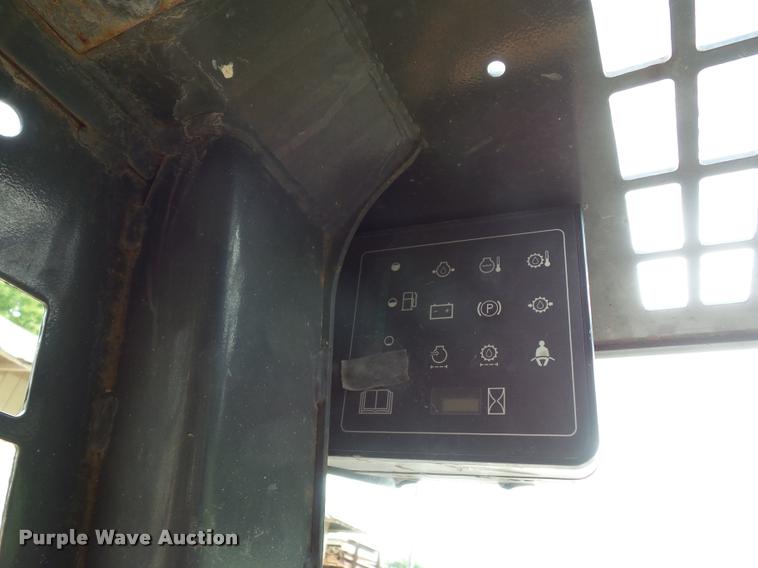 image for item DJ9614 2004 Case 90XT skid steer