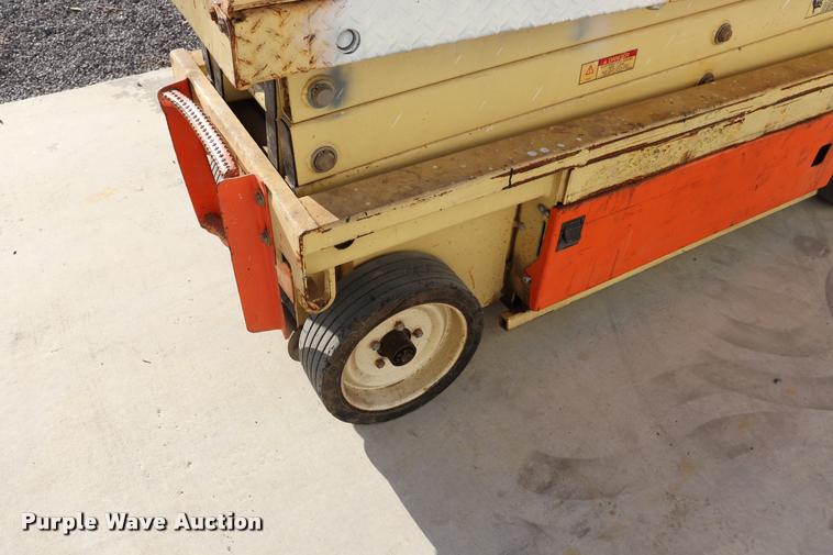 image for item DK9581 JLG 2033E scissor lift