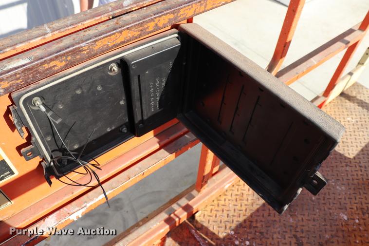 image for item DK9581 JLG 2033E scissor lift