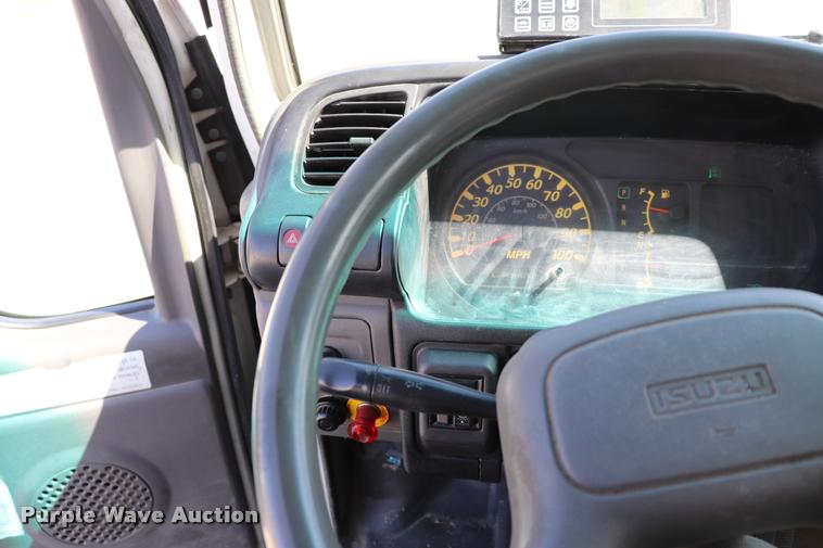 image for item DK9582 2005 Isuzu NPR refrigerated truck