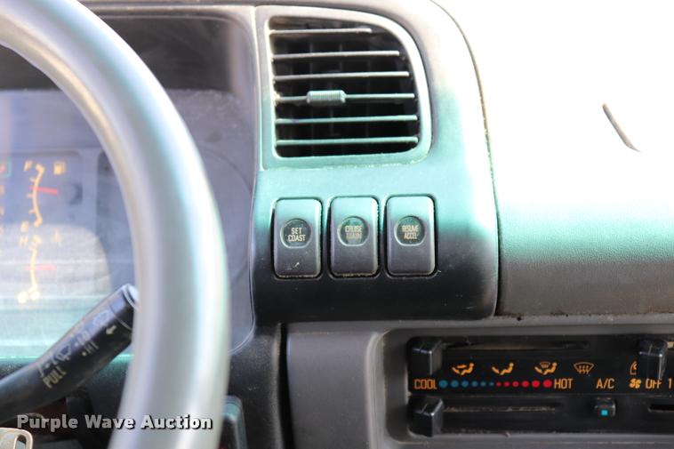 image for item DK9582 2005 Isuzu NPR refrigerated truck