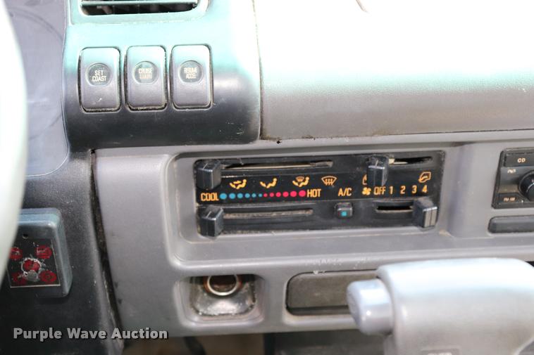 image for item DK9582 2005 Isuzu NPR refrigerated truck