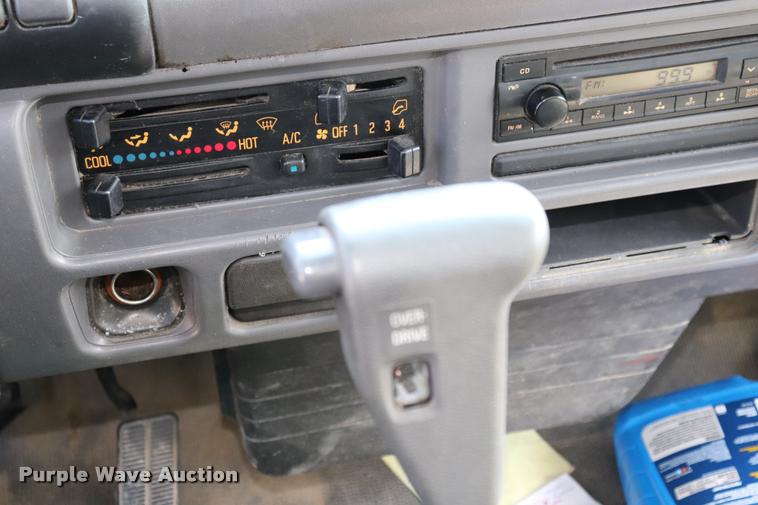 image for item DK9582 2005 Isuzu NPR refrigerated truck