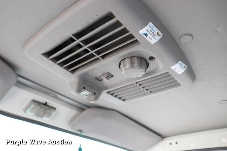 image for item DK9582 2005 Isuzu NPR refrigerated truck