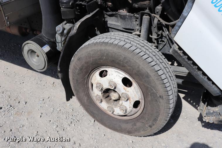 image for item DK9582 2005 Isuzu NPR refrigerated truck