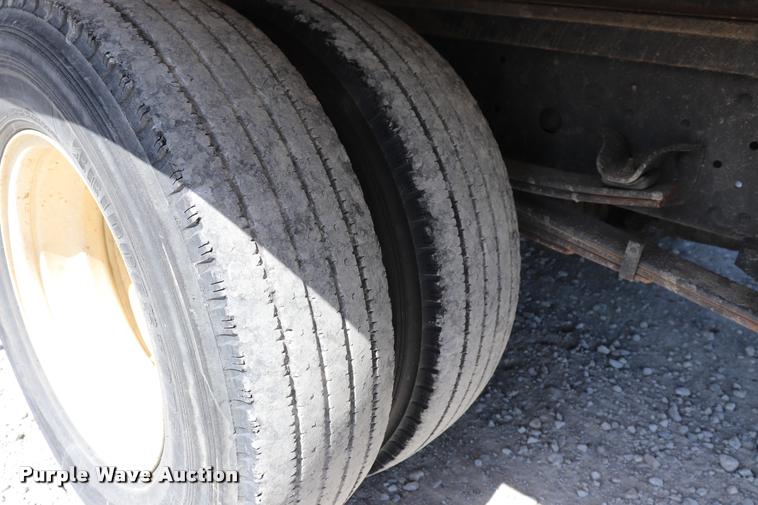 image for item DK9582 2005 Isuzu NPR refrigerated truck