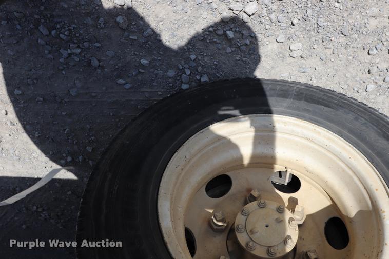 image for item DK9582 2005 Isuzu NPR refrigerated truck