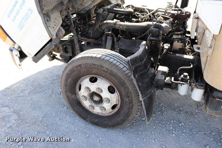 image for item DK9582 2005 Isuzu NPR refrigerated truck