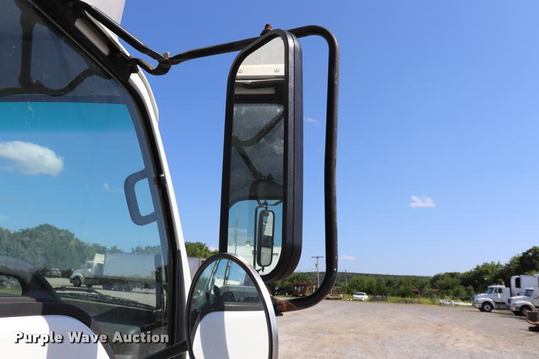 image for item DK9582 2005 Isuzu NPR refrigerated truck