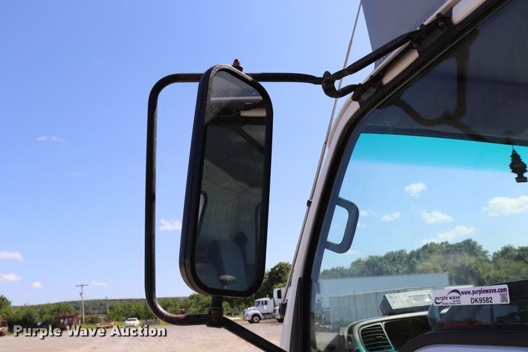 image for item DK9582 2005 Isuzu NPR refrigerated truck