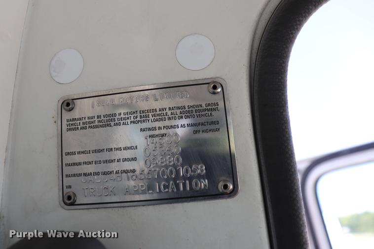 image for item DK9582 2005 Isuzu NPR refrigerated truck