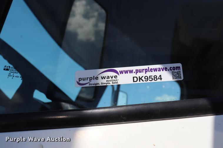 image for item DK9582 2005 Isuzu NPR refrigerated truck