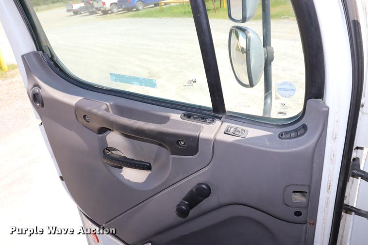 image for item DK9584 2005 Freightliner Business Class M2 refrigerated truck