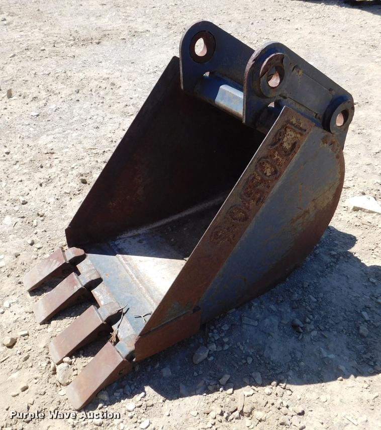 image for item DM9447 Melroe 16"W bucket