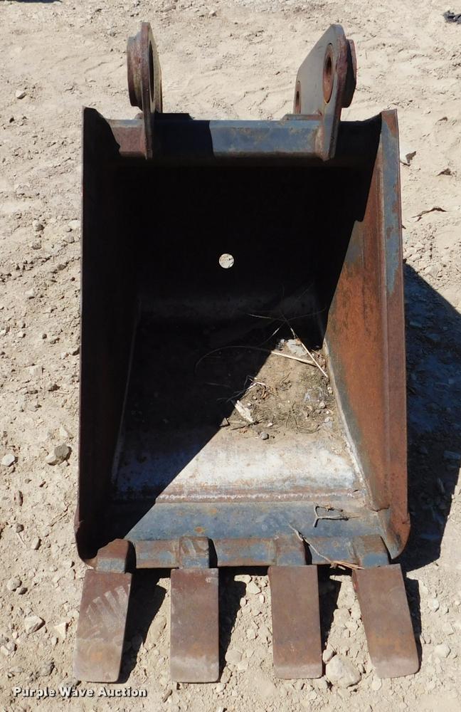 image for item DM9447 Melroe 16"W bucket