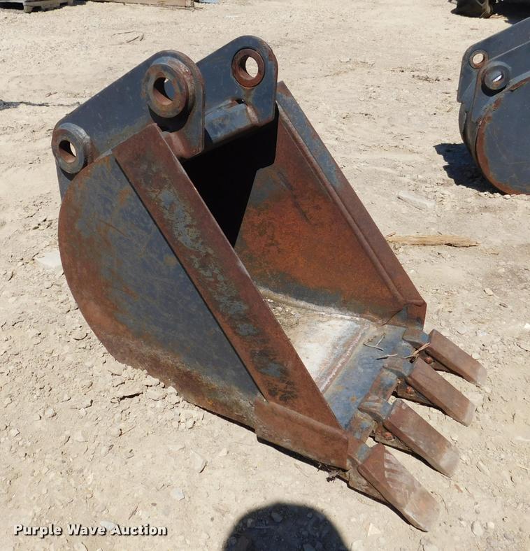 image for item DM9447 Melroe 16"W bucket