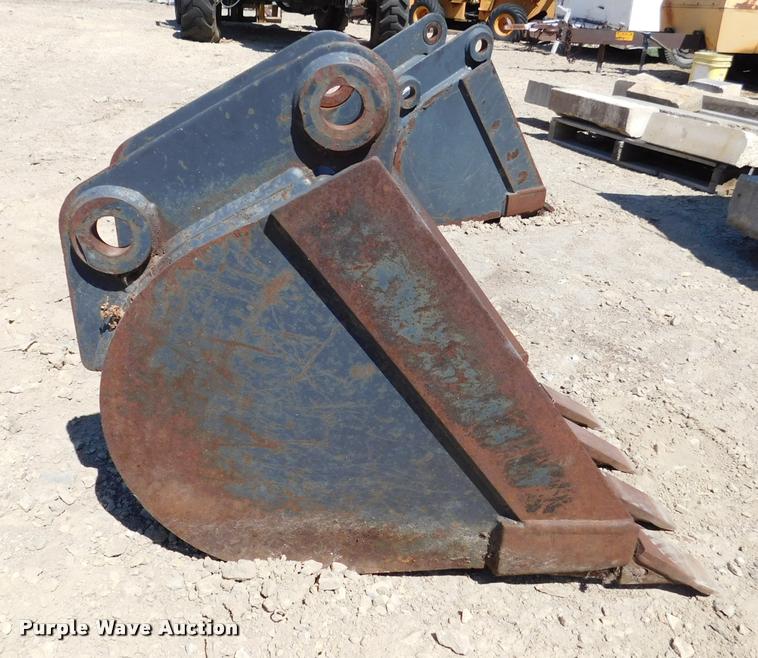 image for item DM9447 Melroe 16"W bucket