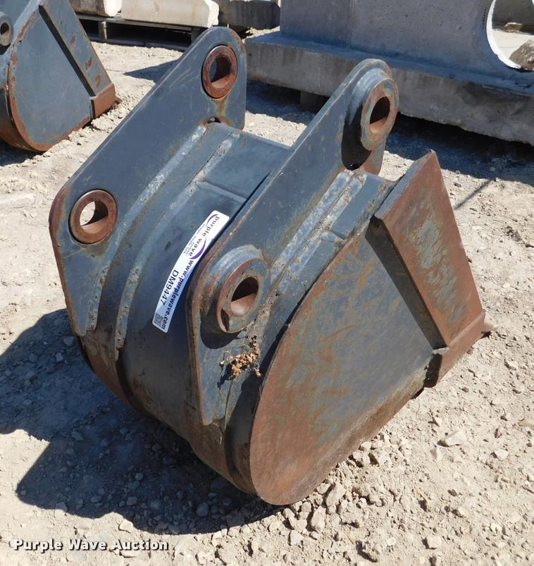 image for item DM9447 Melroe 16"W bucket