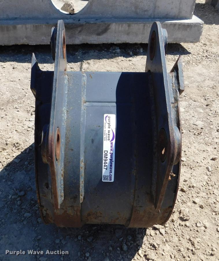 image for item DM9447 Melroe 16"W bucket