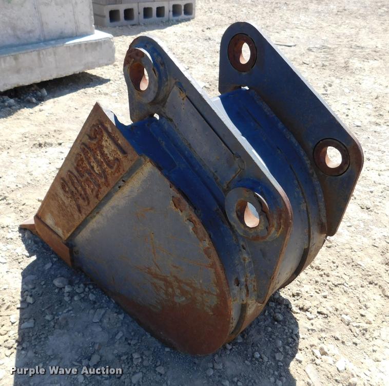 image for item DM9447 Melroe 16"W bucket