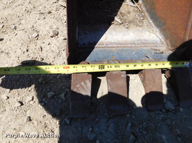 image for item DM9447 Melroe 16"W bucket