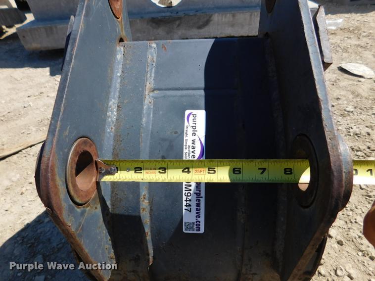 image for item DM9447 Melroe 16"W bucket