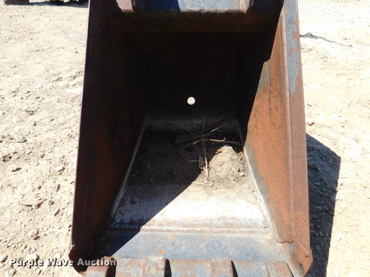 image for item DM9447 Melroe 16"W bucket