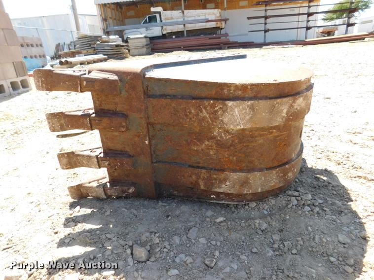 image for item DM9447 Melroe 16"W bucket