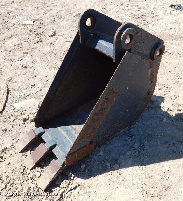 image for item DM9448 Melroe 12"W bucket