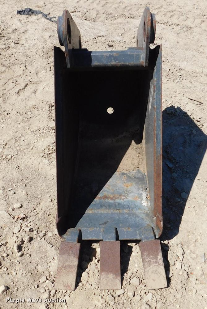 image for item DM9448 Melroe 12"W bucket