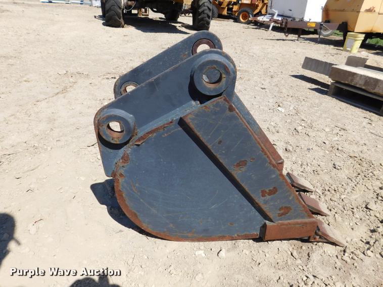 image for item DM9448 Melroe 12"W bucket